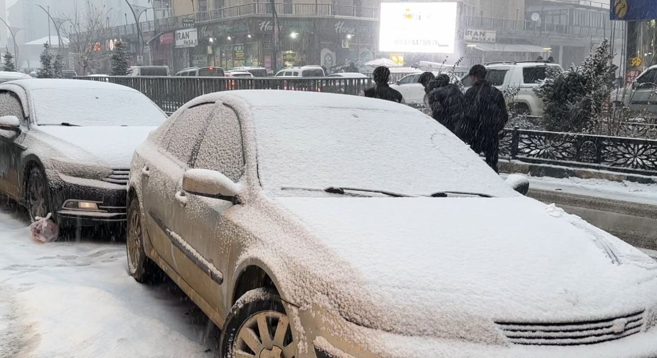 Yüksekova’da Lapa Lapa Kar Yağışı! Sürücüler Zor Anlar Yaşadı - Sayfa 1