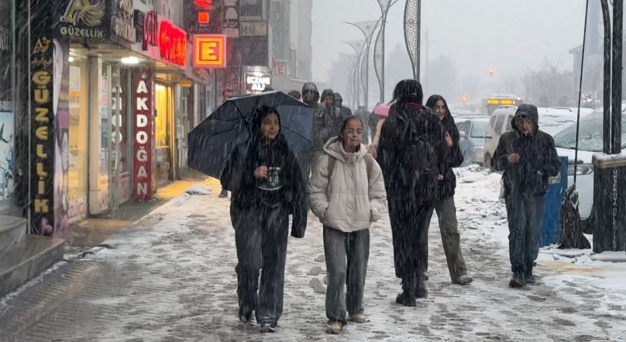 Yüksekova’da Lapa Lapa Kar Yağışı! Sürücüler Zor Anlar Yaşadı - Sayfa 2