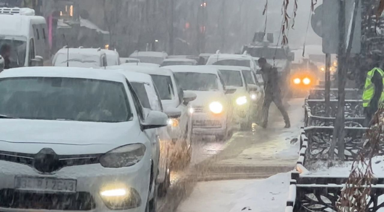 Yüksekova’da Lapa Lapa Kar Yağışı! Sürücüler Zor Anlar Yaşadı - Sayfa 5