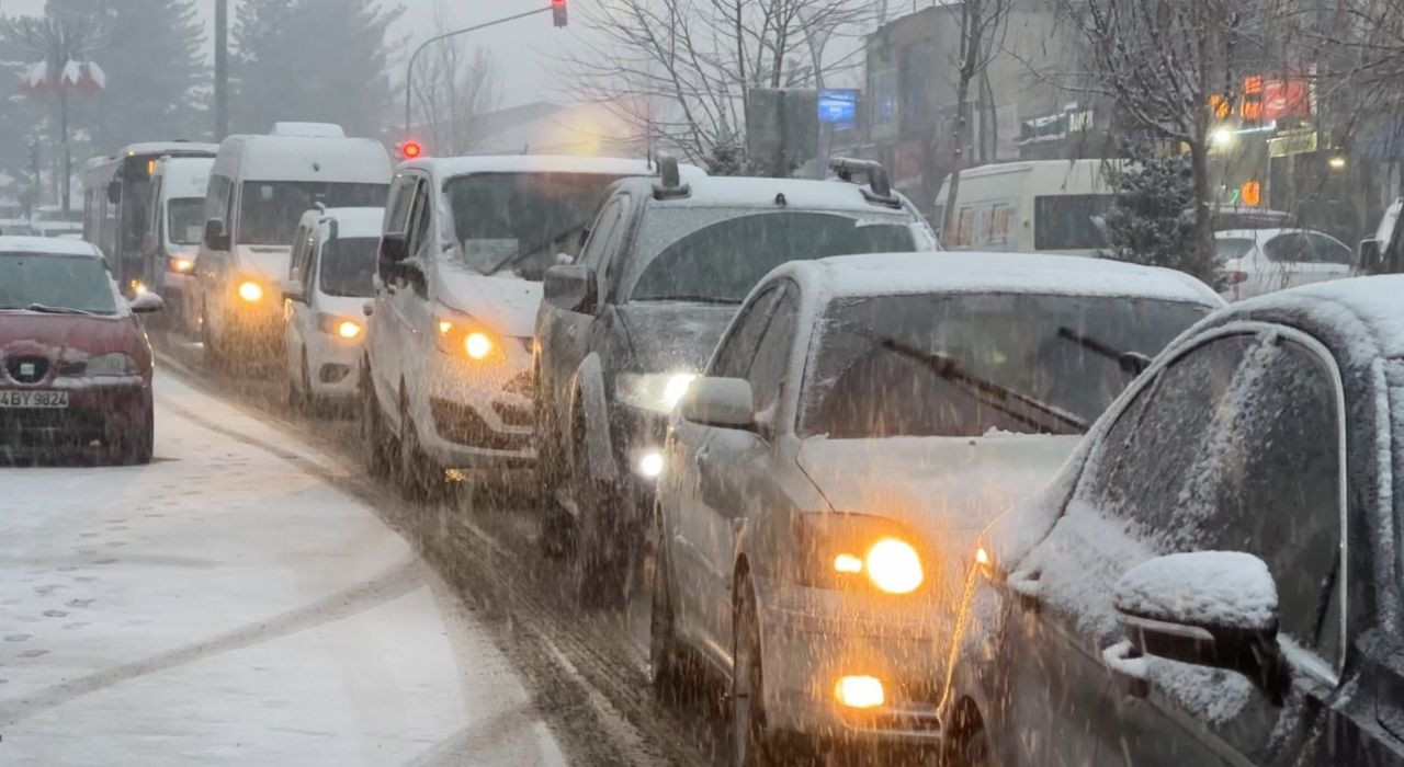 Yüksekova’da Lapa Lapa Kar Yağışı! Sürücüler Zor Anlar Yaşadı - Sayfa 6