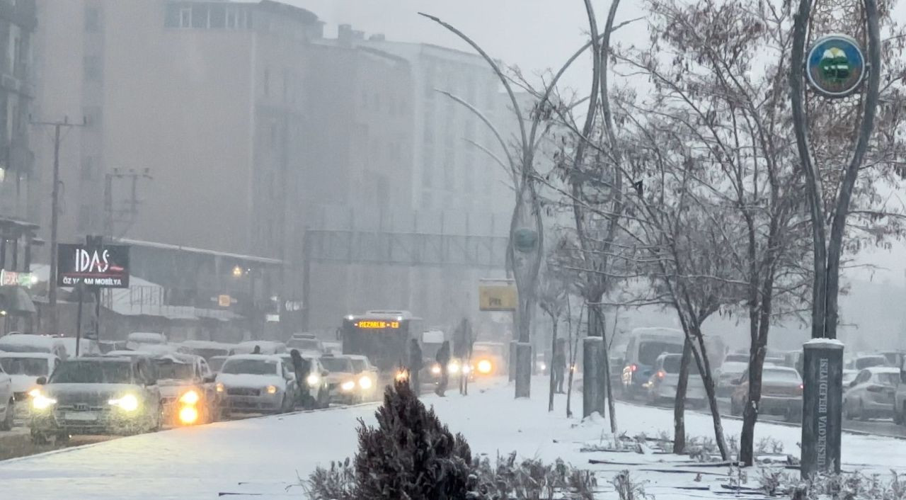 Yüksekova’da Lapa Lapa Kar Yağışı! Sürücüler Zor Anlar Yaşadı - Sayfa 10