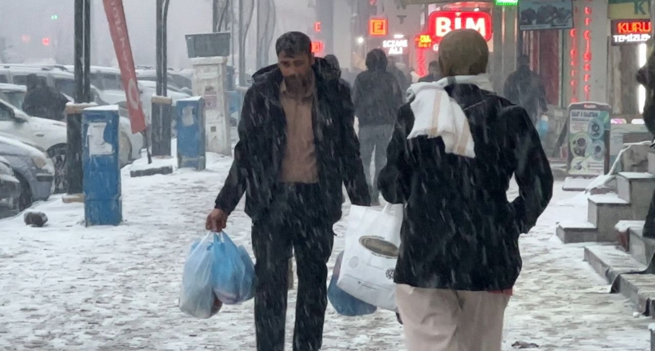 Yüksekova’da Lapa Lapa Kar Yağışı! Sürücüler Zor Anlar Yaşadı - Sayfa 11