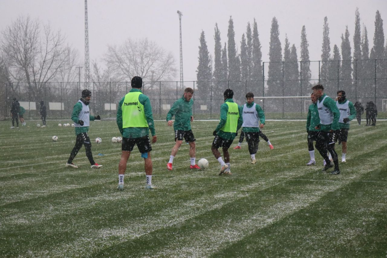 Sakaryaspor, Çorum FK Maçı İçin Kar Altında Hazırlıklarını Sürdürüyor - Sayfa 1