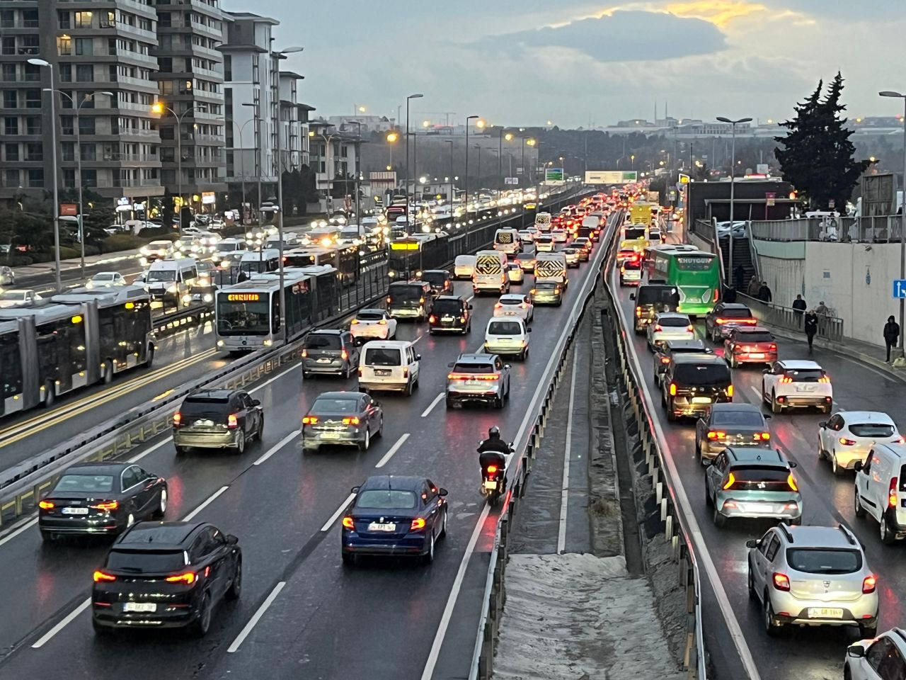 İstanbul'da Kar Çilesi! Trafik Yoğunluğu Yüzde 80’e Ulaştı - Sayfa 2