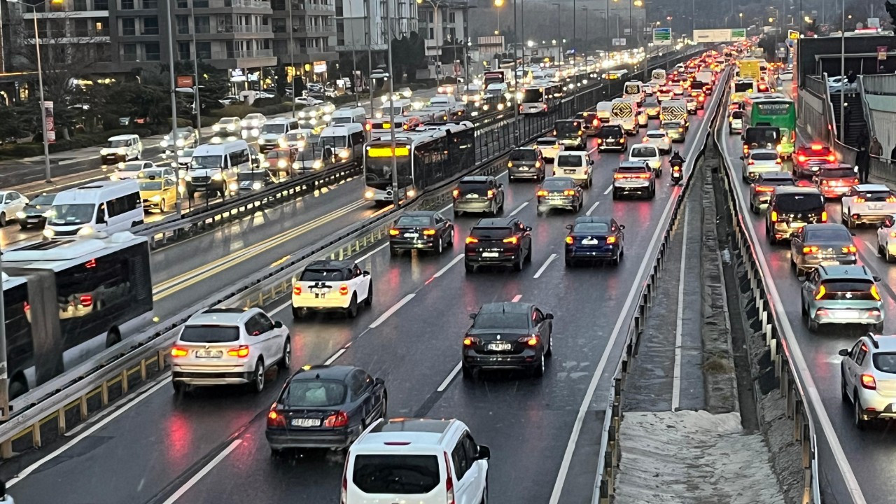 İstanbul'da Kar Çilesi! Trafik Yoğunluğu Yüzde 80’e Ulaştı