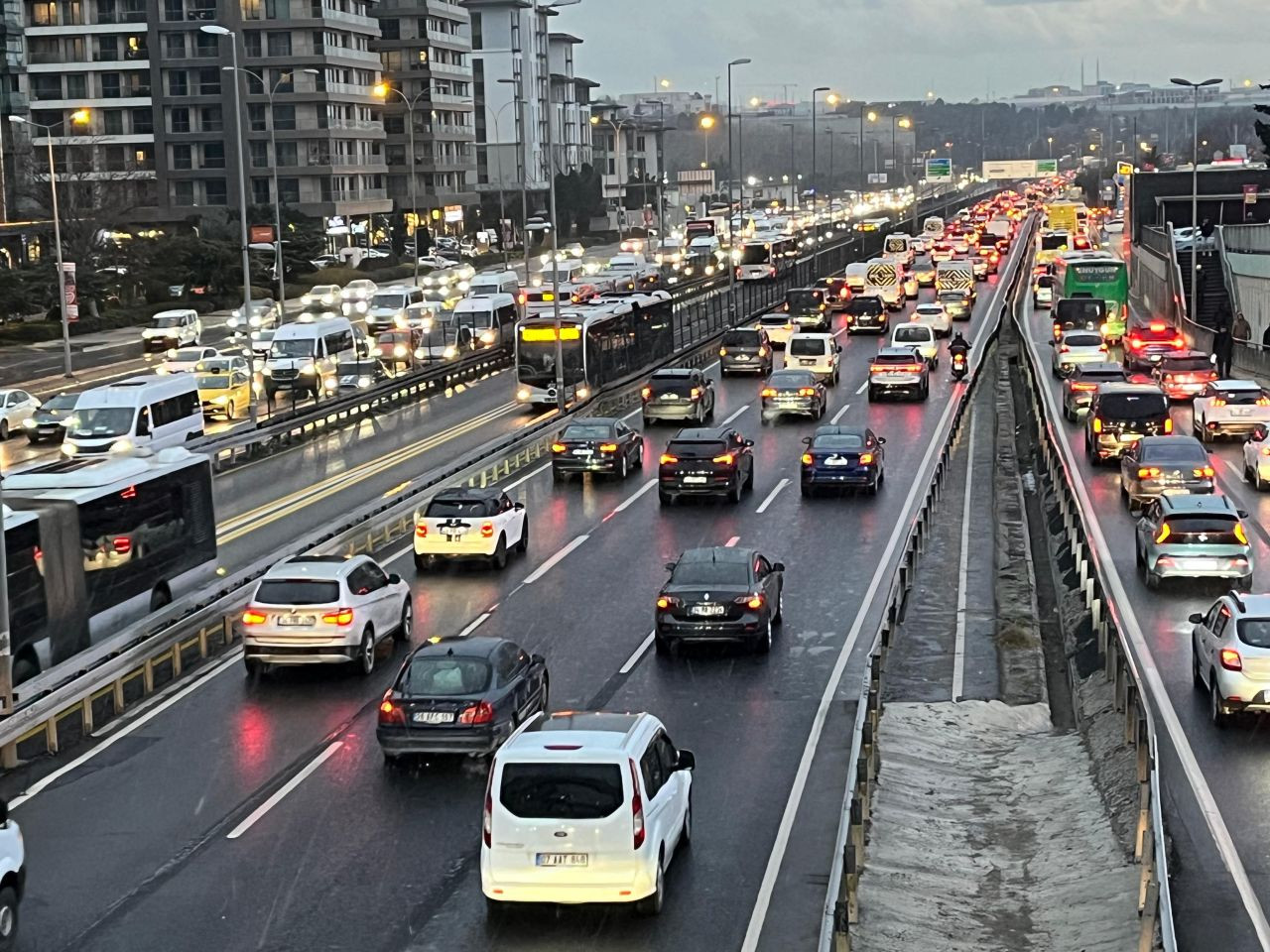 İstanbul'da Kar Çilesi! Trafik Yoğunluğu Yüzde 80’e Ulaştı - Sayfa 4