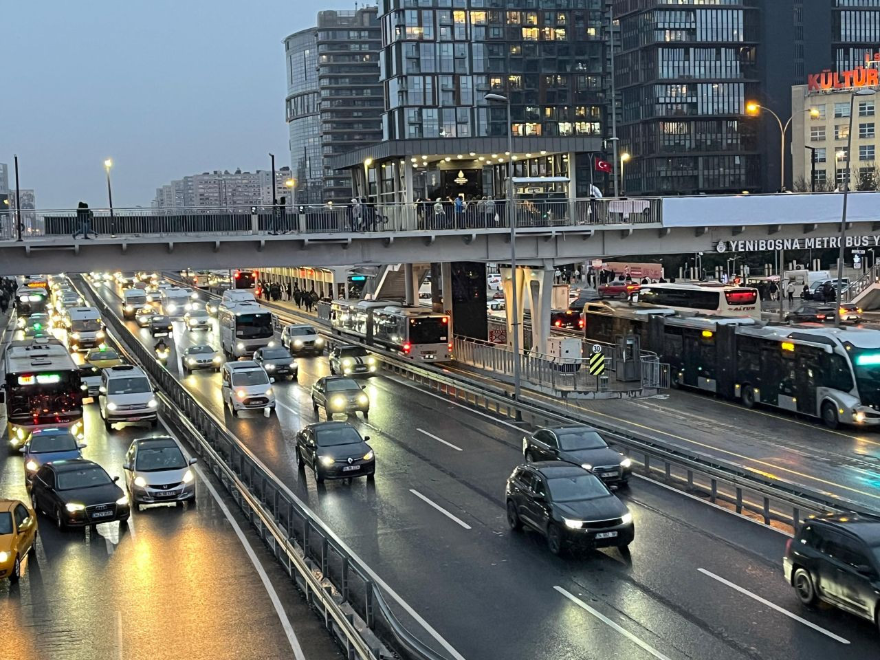 İstanbul'da Kar Çilesi! Trafik Yoğunluğu Yüzde 80’e Ulaştı - Sayfa 1