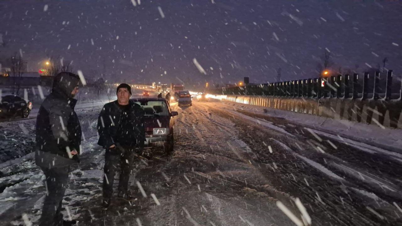 Bolu Dağı’nda Kar Aniden Bastırdı! Tırlar Yolda Kaldı - Sayfa 4