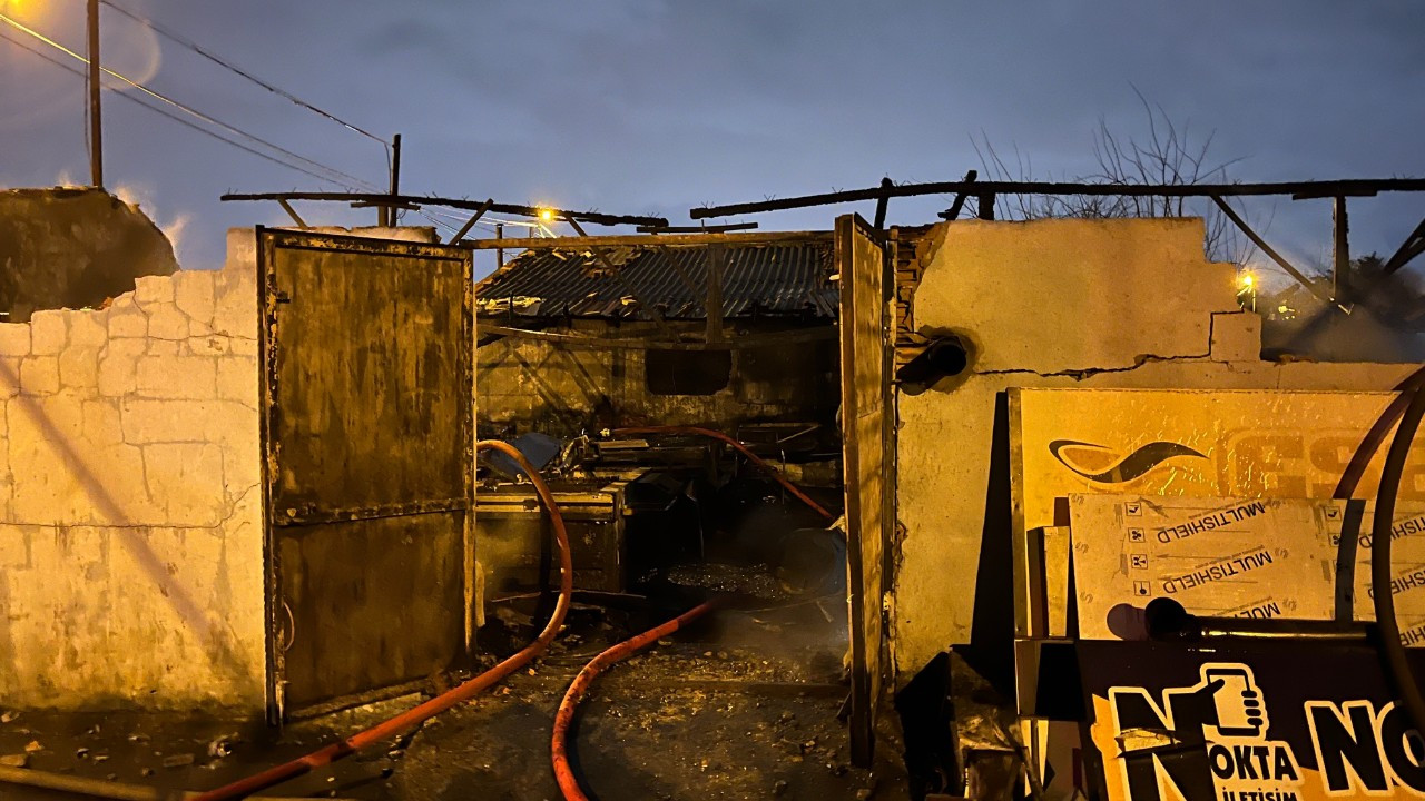 Sultangazi’de Gecekonduda Çıkan Yangın İş Yerine Sıçradı