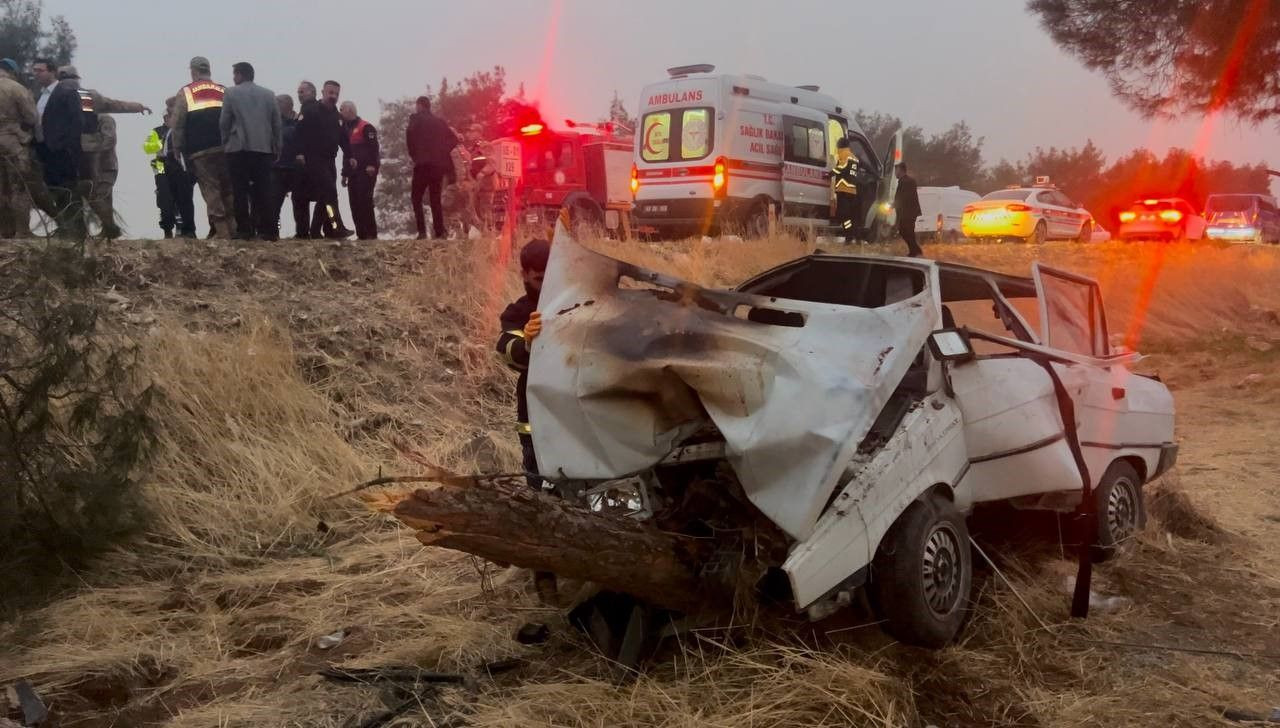 Şanlıurfa’da Feci Kaza: Otomobil Ağaca Çarptı, 4 Kişi Yaralandı - Sayfa 1