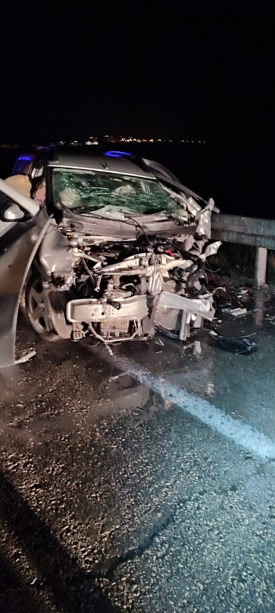 Elazığ’da Otomobil Bariyere Çarptı: 4 Kişi Hastaneye Kaldırıldı - Sayfa 1