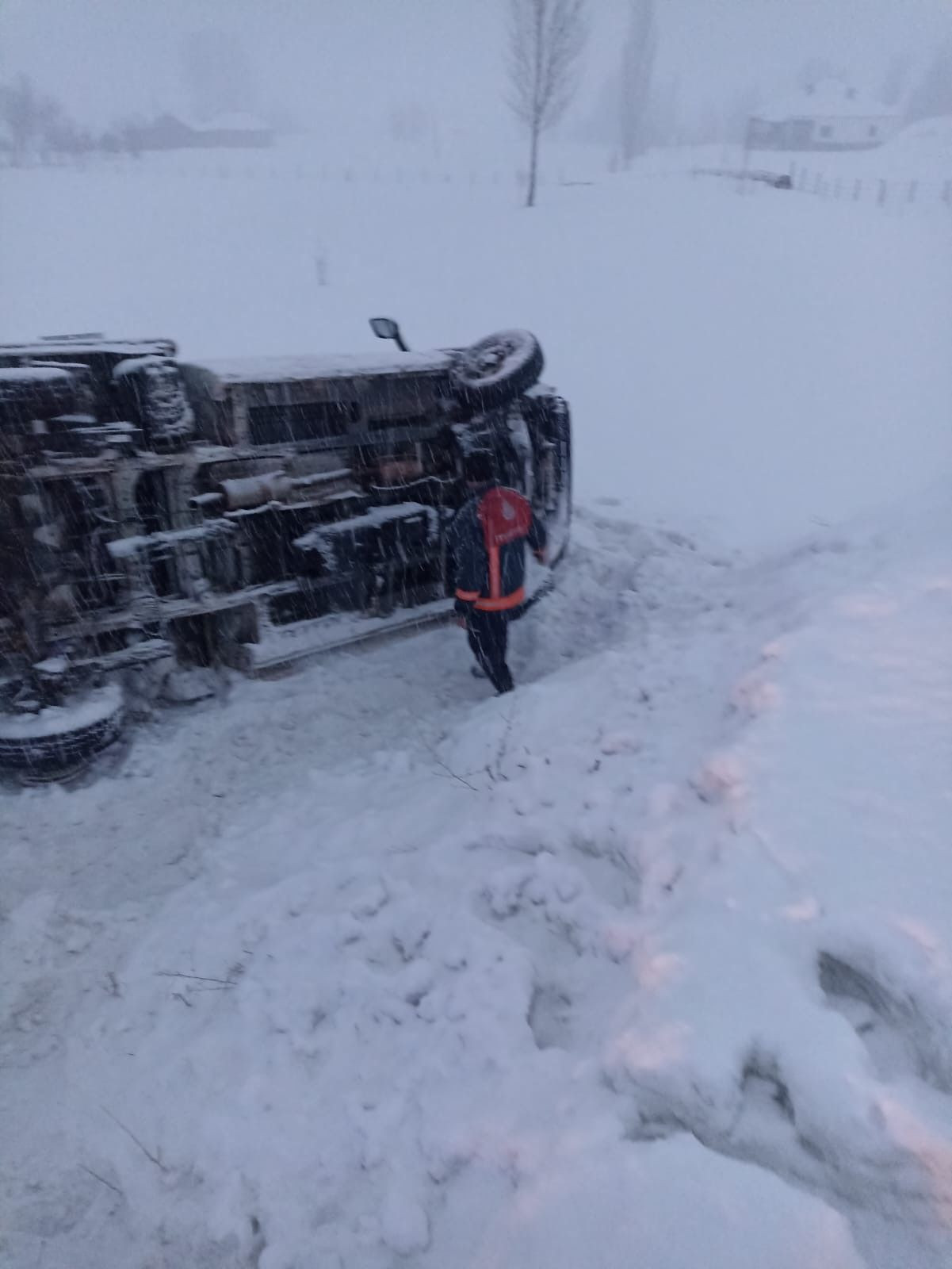 Yüksekova’da Kamyonet Devrildi: 3 Kişi Yaralandı - Sayfa 4