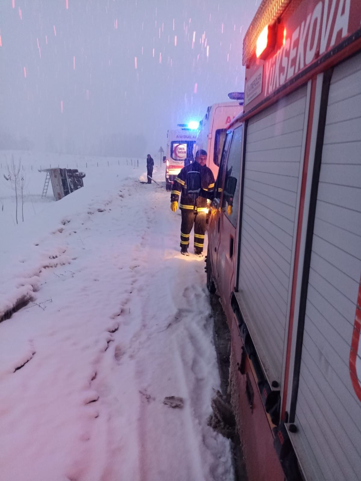 Yüksekova’da Kamyonet Devrildi: 3 Kişi Yaralandı - Sayfa 2