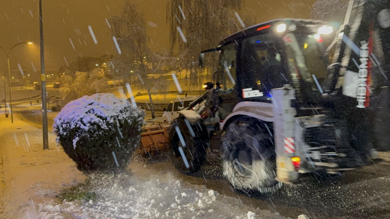 Düzce’de Kar Kazaları: Kaygan Yolda 5 Araç Kaza Yaptı - Sayfa 4