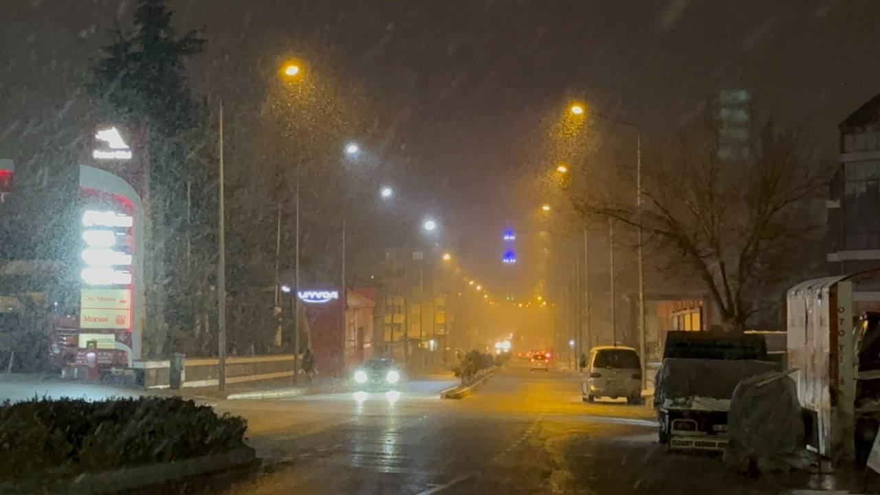 Tatvan’da Yoğun Kar Yağışı Başladı, Yetkililer Uyardı