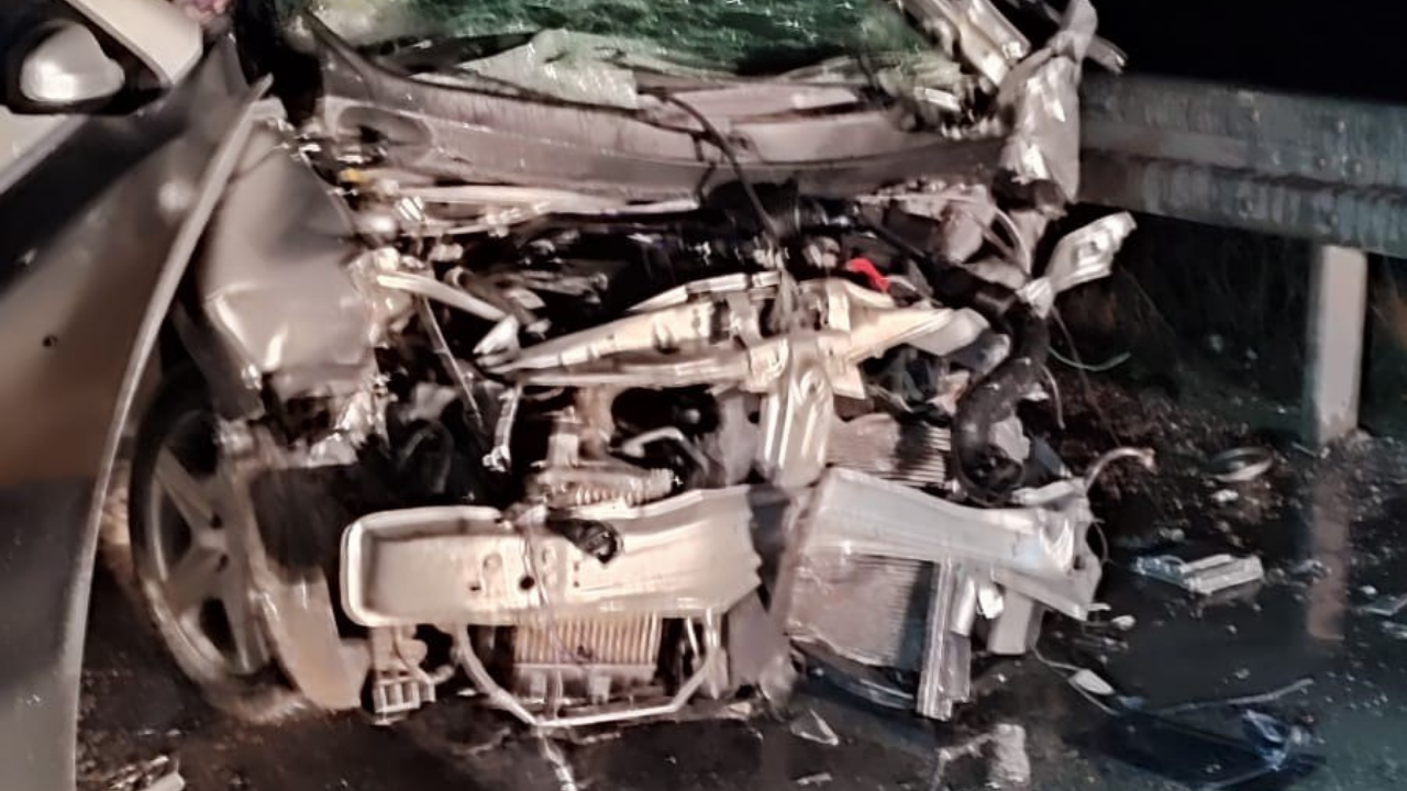 Elazığ’da Otomobil Bariyere Çarptı: 4 Kişi Hastaneye Kaldırıldı