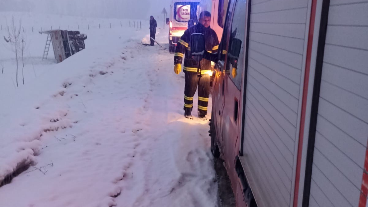 Yüksekova’da Kamyonet Devrildi: 3 Kişi Yaralandı
