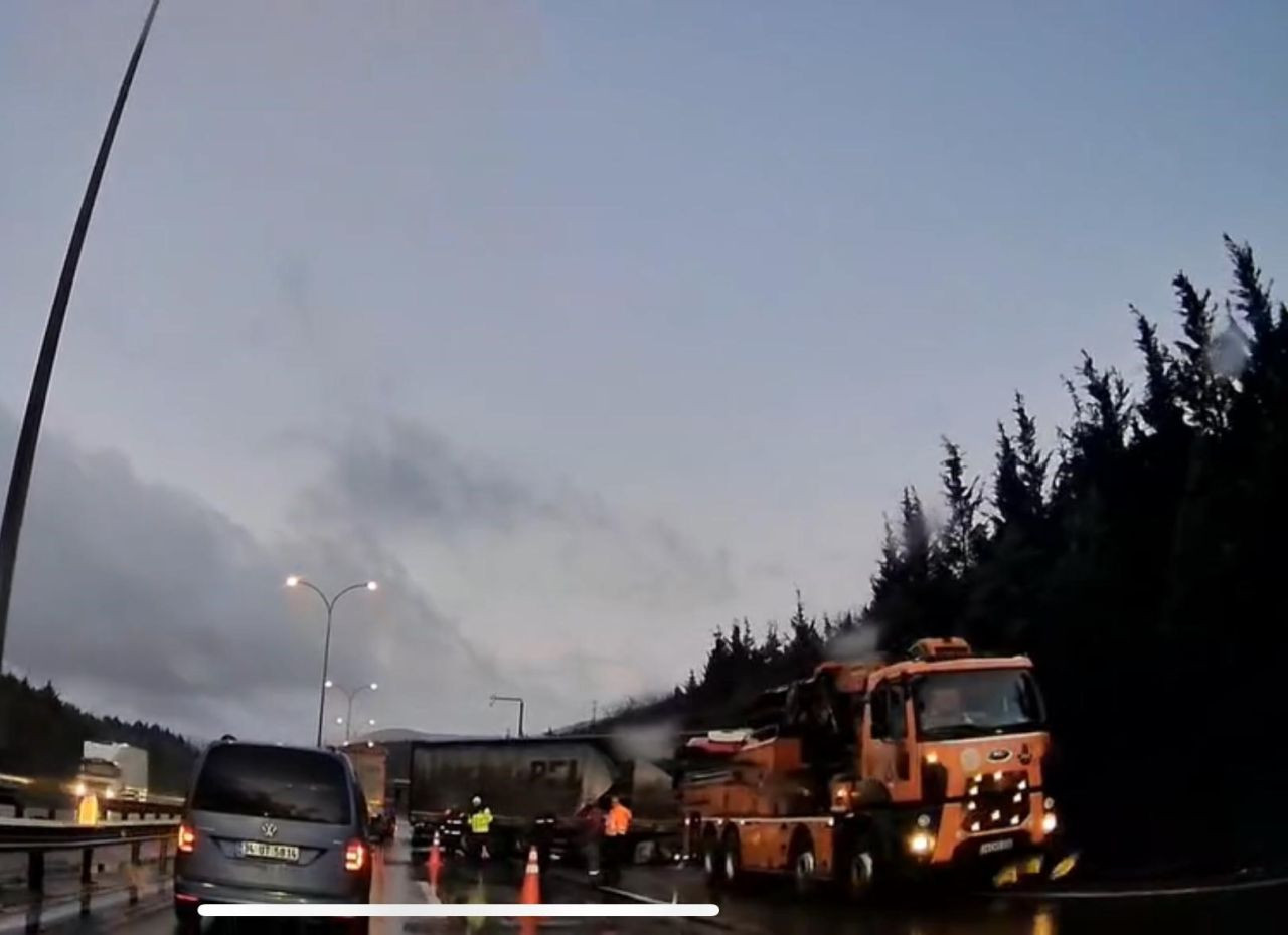 TEM Otoyolu’nda Tır Kazası! İstanbul Yönü Trafiğe Kapandı - Sayfa 4