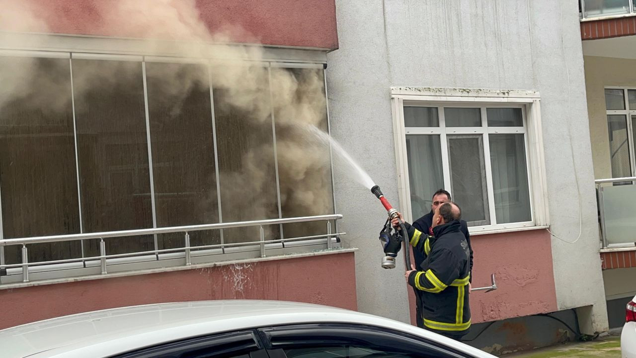 Sinop’ta 5 Katlı Binada Yangın Paniği: Ekipler Hızla Müdahale Etti - Sayfa 1