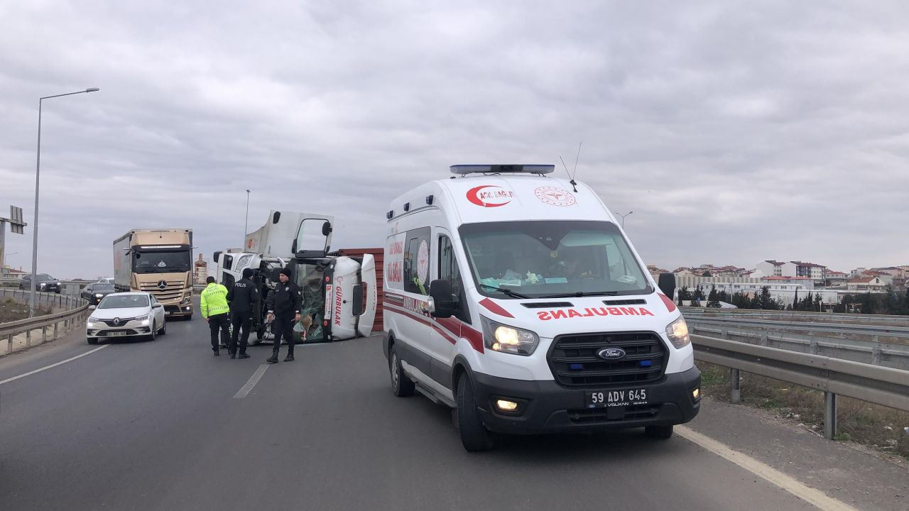 Tekirdağ’da Virajı Alamayan Tır Devrildi, Sürücü Yaralandı - Sayfa 3