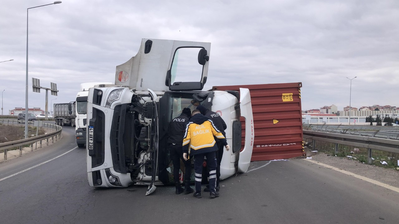 Tekirdağ’da Virajı Alamayan Tır Devrildi, Sürücü Yaralandı