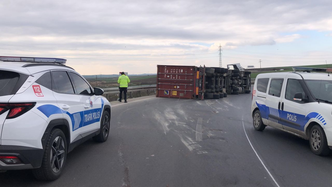 Tekirdağ’da Virajı Alamayan Tır Devrildi, Sürücü Yaralandı - Sayfa 1