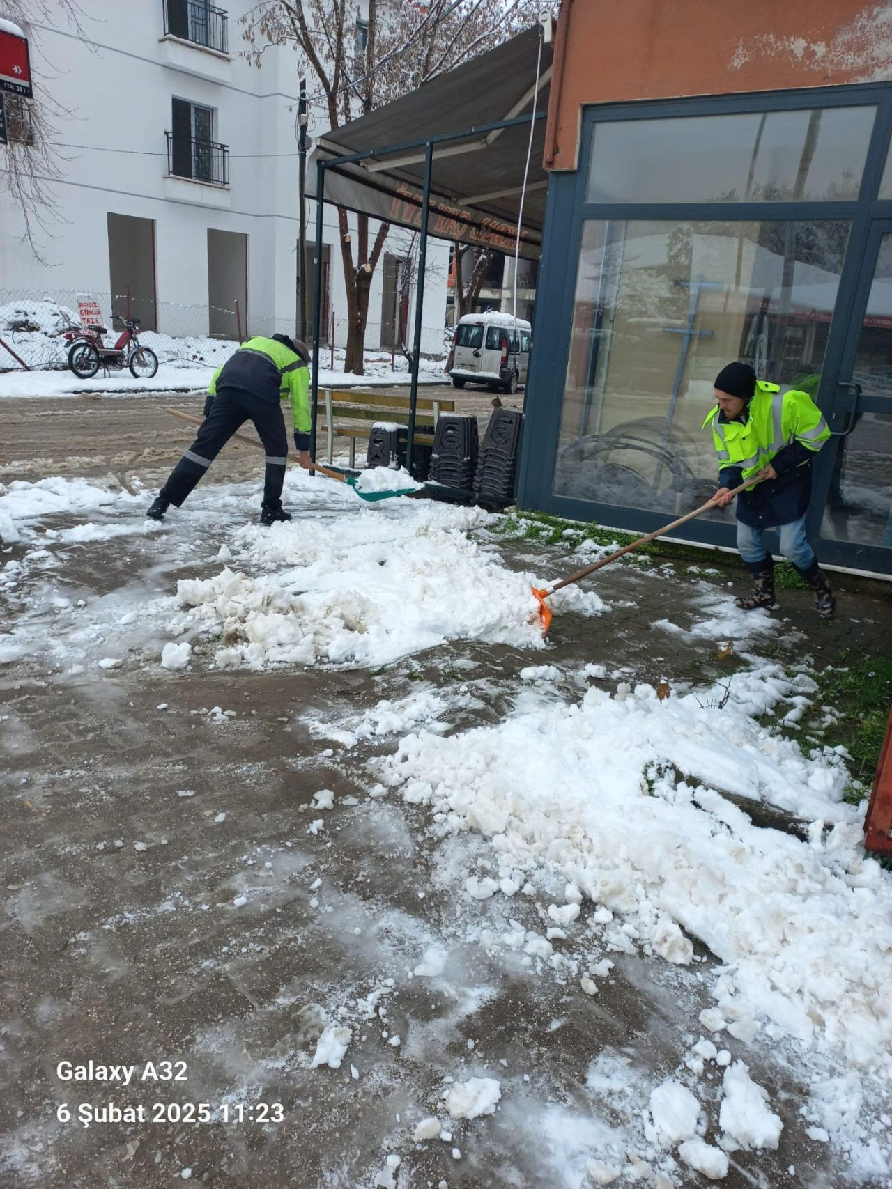 Çilimli'de Karla Mücadele Sürüyor: Belediye Ekipleri Sahada - Sayfa 1