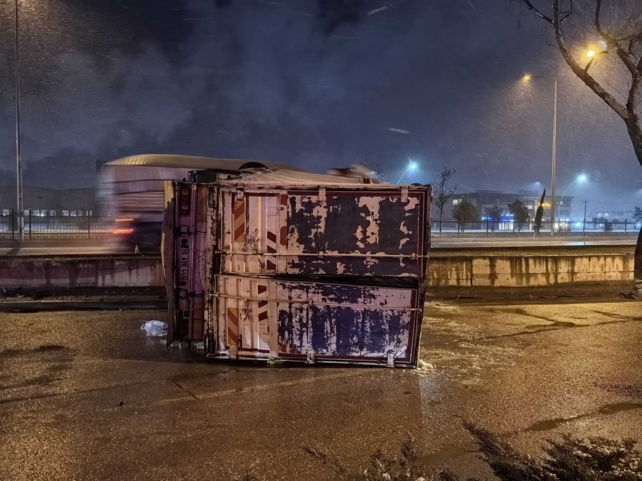 Bursa'da Kontrolden Çıkan Kamyon Devrildi, Yüzlerce Şişe Kırıldı - Sayfa 1