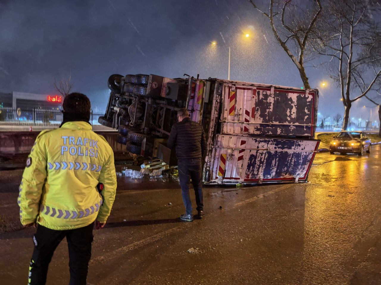 Bursa'da Kontrolden Çıkan Kamyon Devrildi, Yüzlerce Şişe Kırıldı - Sayfa 2