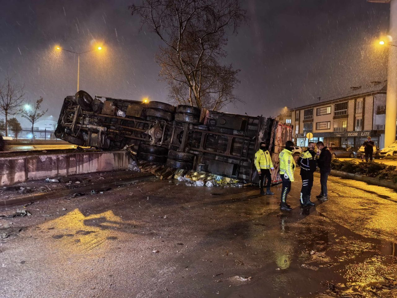 Bursa'da Kontrolden Çıkan Kamyon Devrildi, Yüzlerce Şişe Kırıldı - Sayfa 3