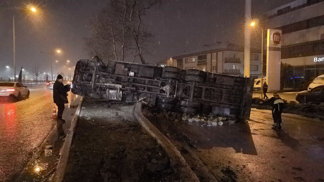 Bursa'da Kontrolden Çıkan Kamyon Devrildi, Yüzlerce Şişe Kırıldı - Sayfa 4