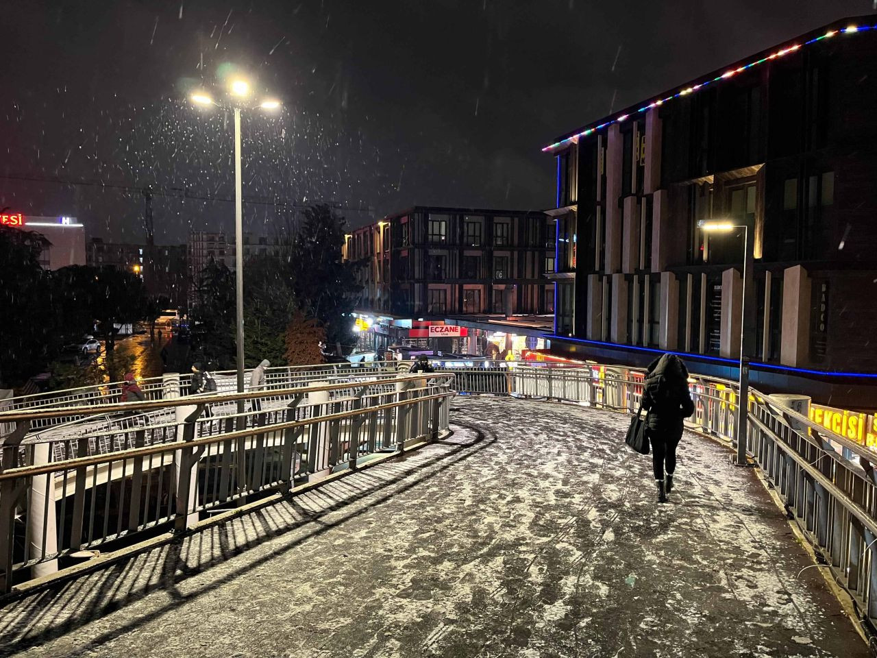 Küçükçekmece’de Lapa Lapa Kar Yağışı Mahalleleri Beyaza Bürüdü - Sayfa 1