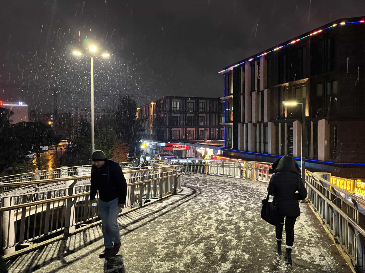 Küçükçekmece’de Lapa Lapa Kar Yağışı Mahalleleri Beyaza Bürüdü - Sayfa 2