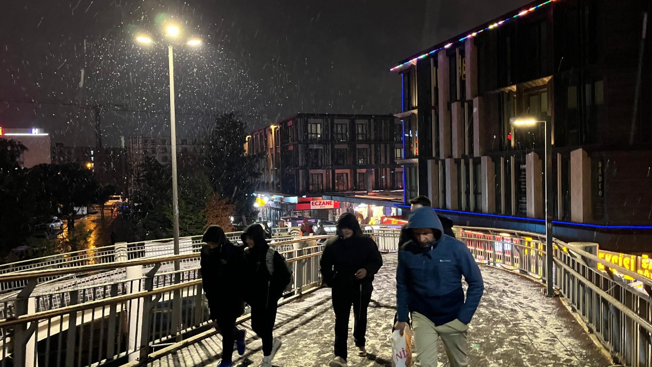 Küçükçekmece’de Lapa Lapa Kar Yağışı Mahalleleri Beyaza Bürüdü