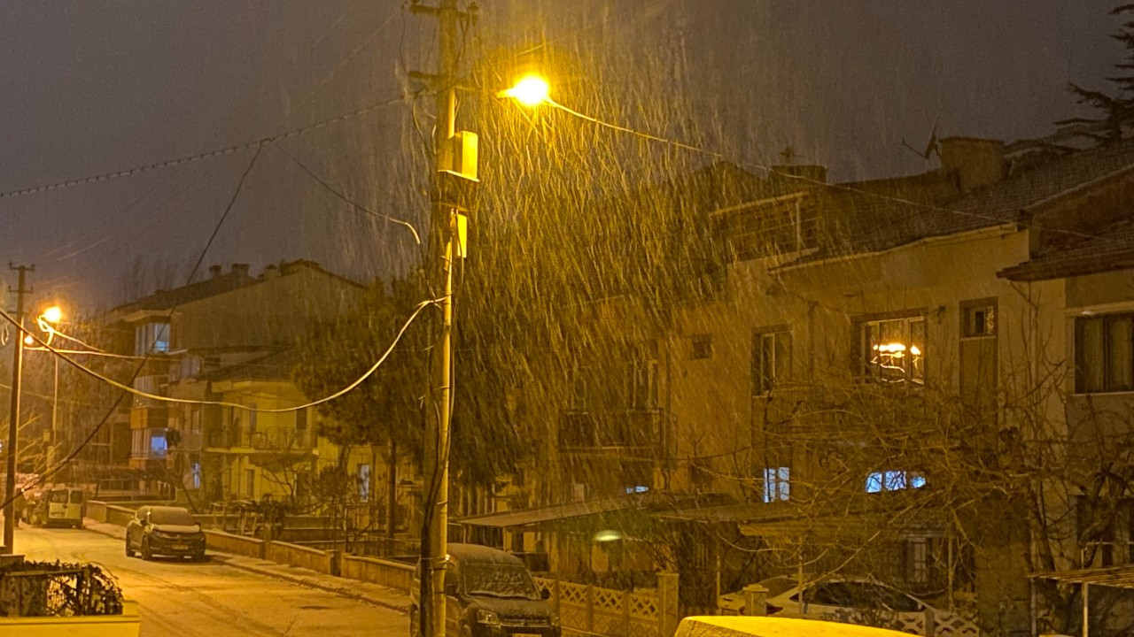 Eskişehir’de Beklenen Kar Yağışı Başladı, Sokaklar Beyaza Büründü