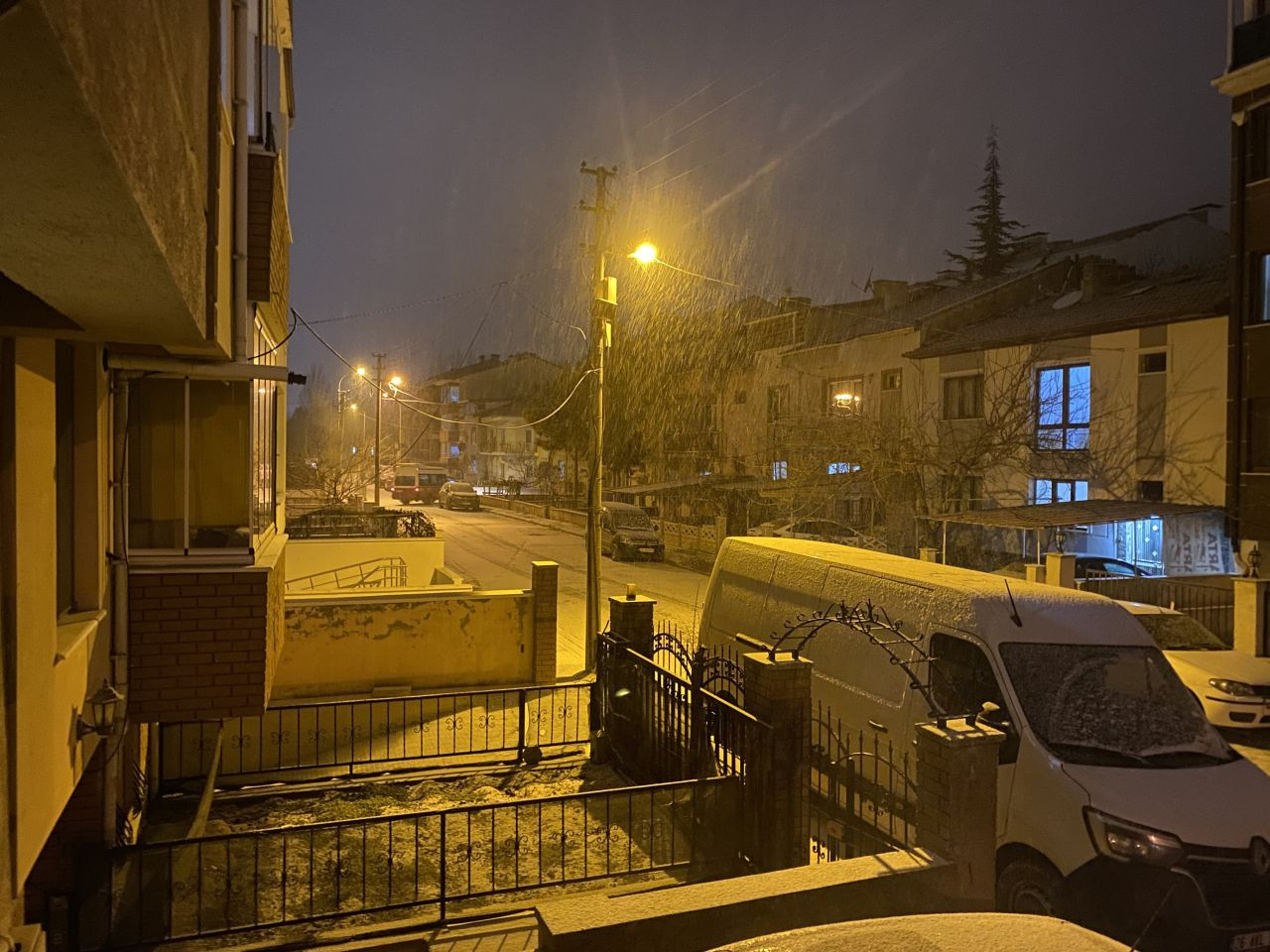 Eskişehir’de Beklenen Kar Yağışı Başladı, Sokaklar Beyaza Büründü - Sayfa 2