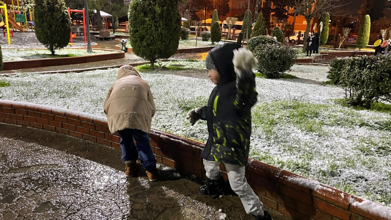 Küçükçekmece’de Kar Sevinci: Çocuklar Parklara Akın Etti