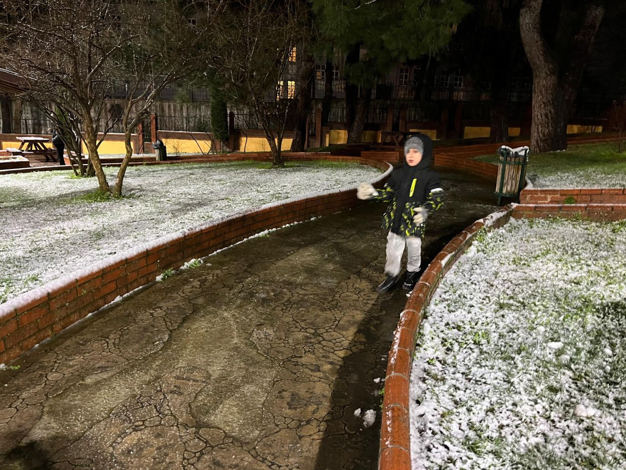 Küçükçekmece’de Kar Sevinci: Çocuklar Parklara Akın Etti - Sayfa 3