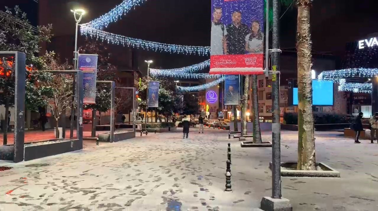 İstanbul’da Kar Yağışı Hayatı Olumsuz Etkiledi, Araçlar Yolda Kaldı - Sayfa 6