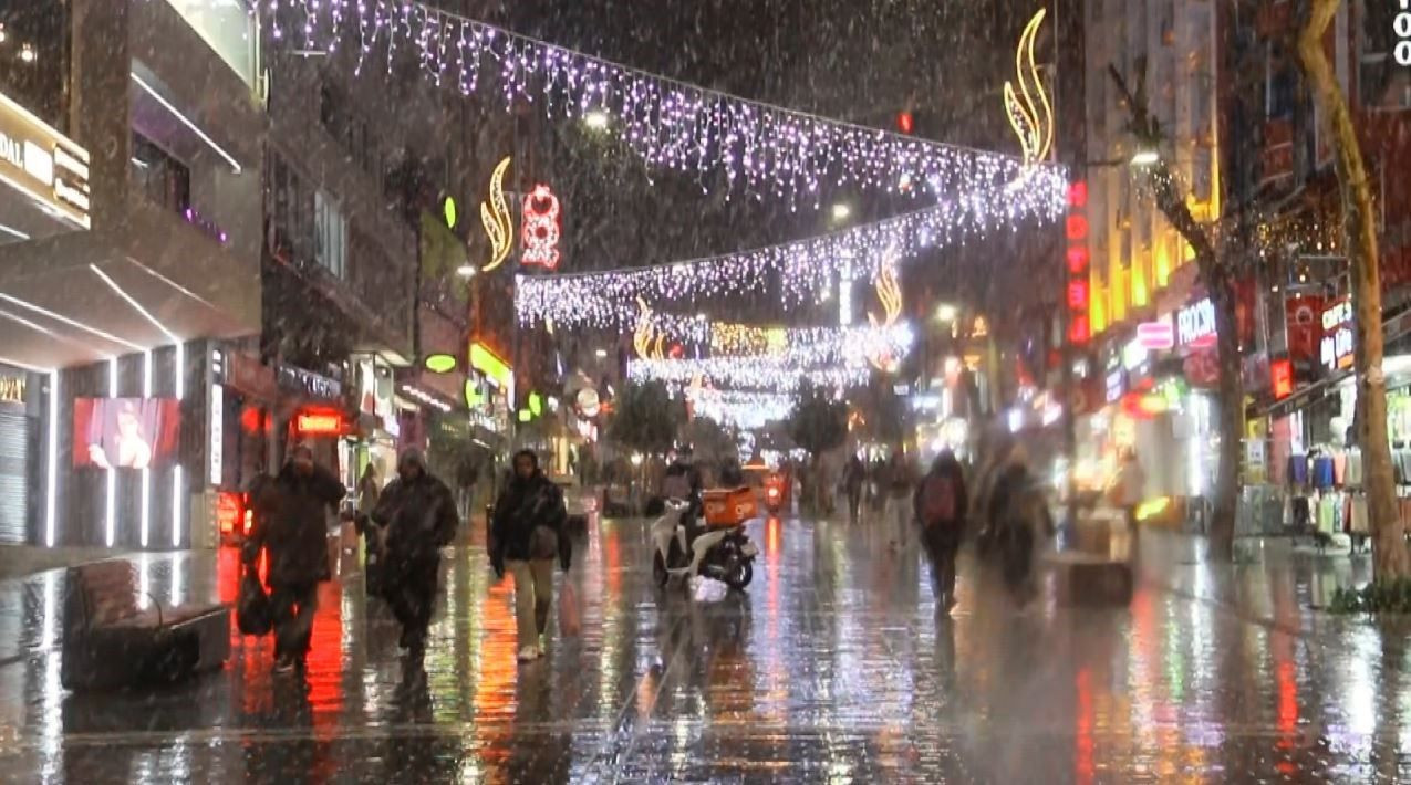 İstanbul’da Kar Yağışı Hayatı Olumsuz Etkiledi, Araçlar Yolda Kaldı - Sayfa 4