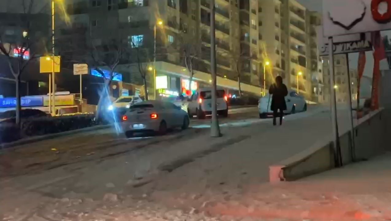 İstanbul’da Kar Yağışı Hayatı Olumsuz Etkiledi, Araçlar Yolda Kaldı - Sayfa 2