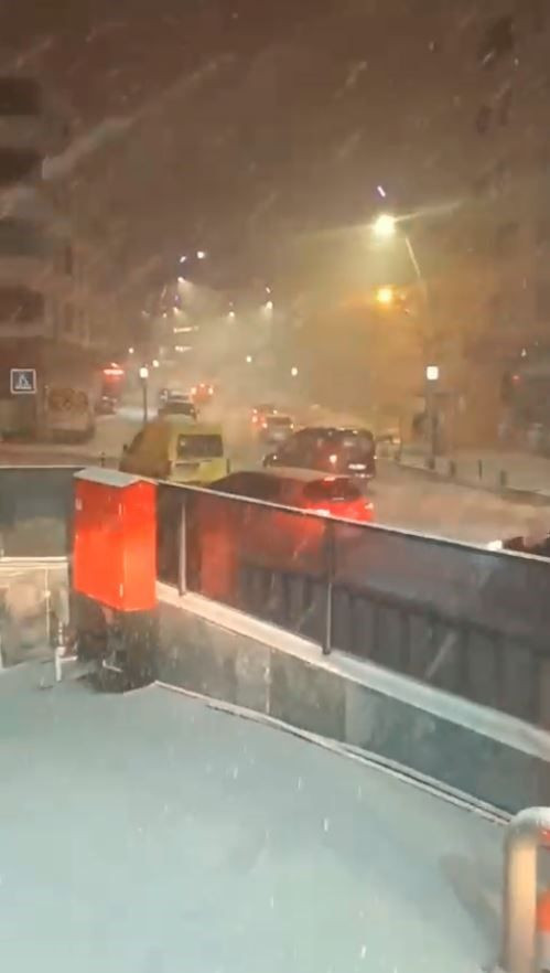 İstanbul’da Kar Yağışı Hayatı Olumsuz Etkiledi, Araçlar Yolda Kaldı - Sayfa 1