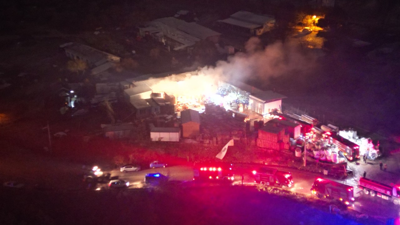 Kocaeli’de Palet Fabrikasında Yangın: 1 Kişi Yaralandı