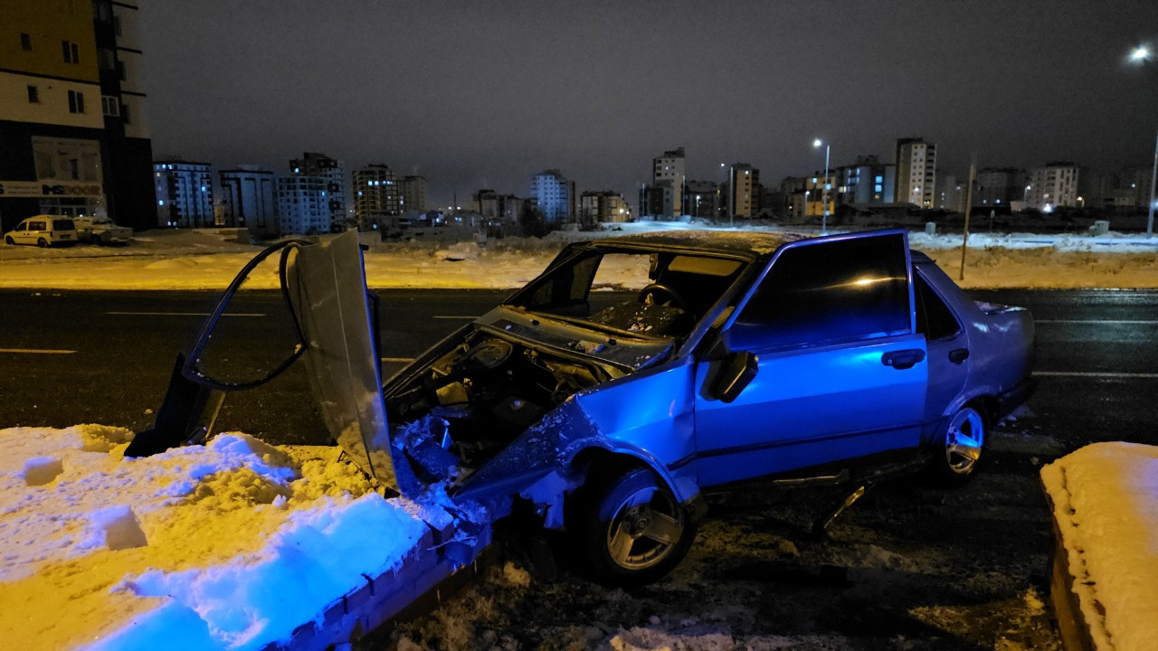 Kayseri’de Feci Kaza: Refüje Çarpan Tofaş Hurdaya Döndü, 3 Yaralı