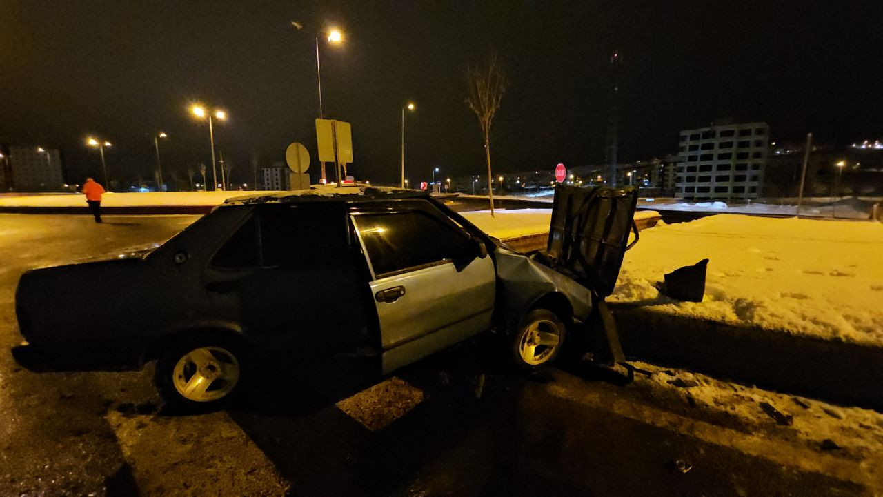 Kayseri’de Feci Kaza: Refüje Çarpan Tofaş Hurdaya Döndü, 3 Yaralı - Sayfa 1