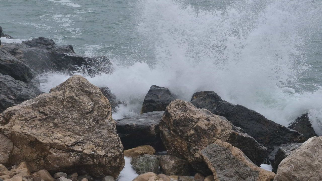 Amasra’da Şiddetli Rüzgar: Dalgaların Boyu 3 Metreyi Aştı - Sayfa 3