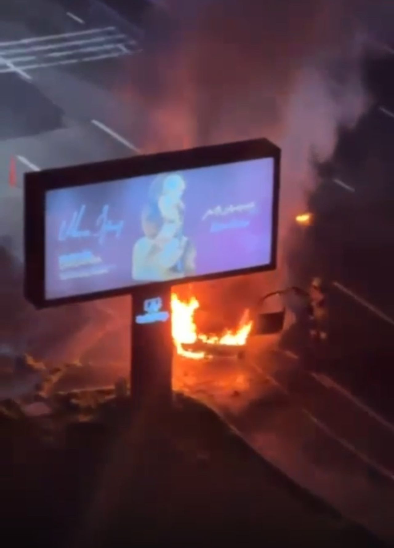 Ataşehir’de Seyir Halindeki Otomobil Alev Aldı, Reklam Tabelasına Çarptı - Sayfa 1