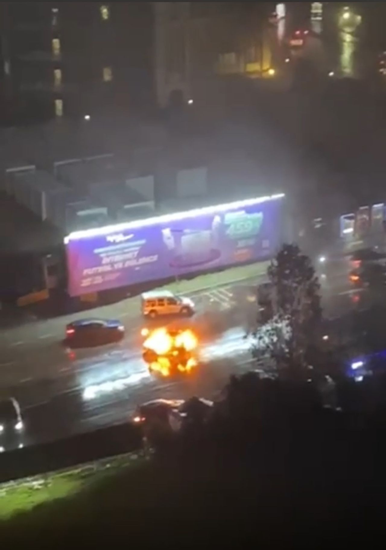 Ataşehir’de Seyir Halindeki Otomobil Alev Aldı, Reklam Tabelasına Çarptı - Sayfa 2