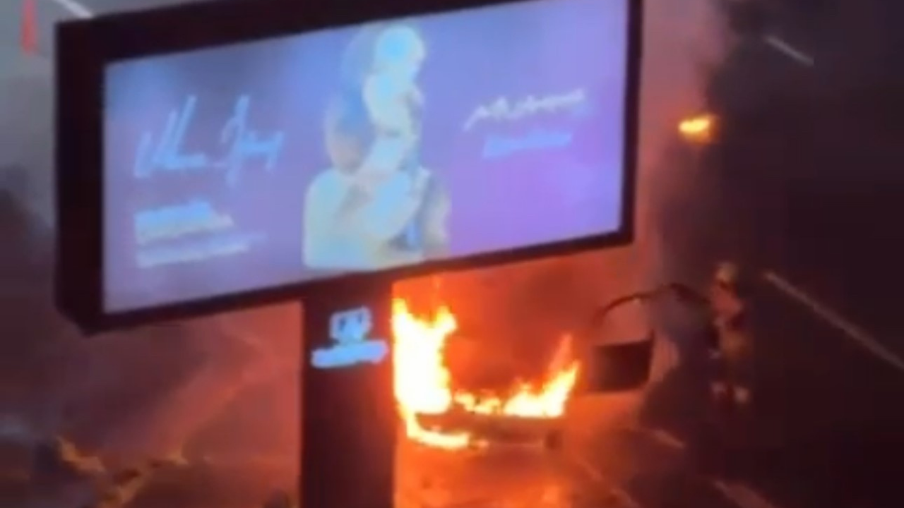 Ataşehir’de Seyir Halindeki Otomobil Alev Aldı, Reklam Tabelasına Çarptı