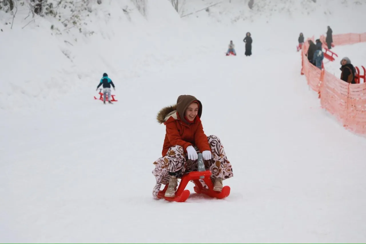 Akyazı’da Kar Neşesi! 3. Aktepe Kızak Şenliği Coşkuyla Başladı
